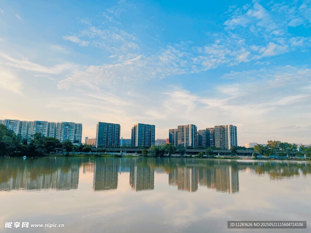 湖畔城市風光倒影美景