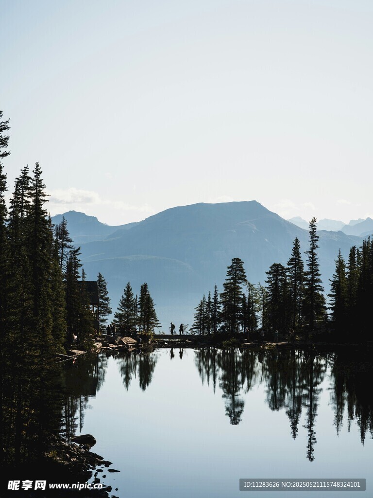 寧靜湖景與遠山森林倒影