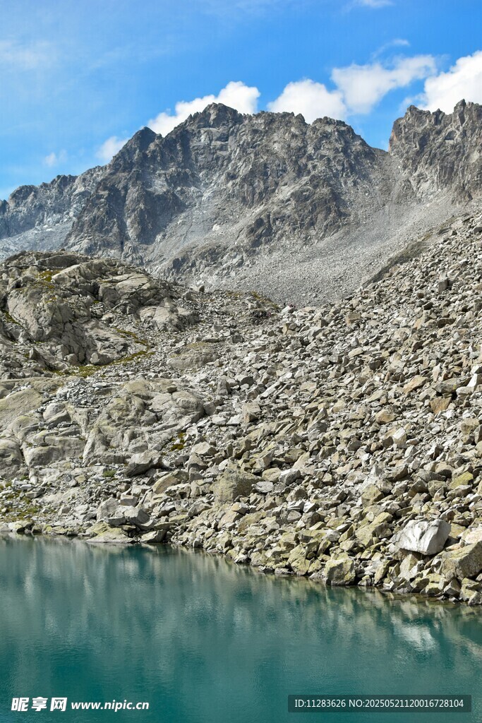 高山下的靜謐碧湖
