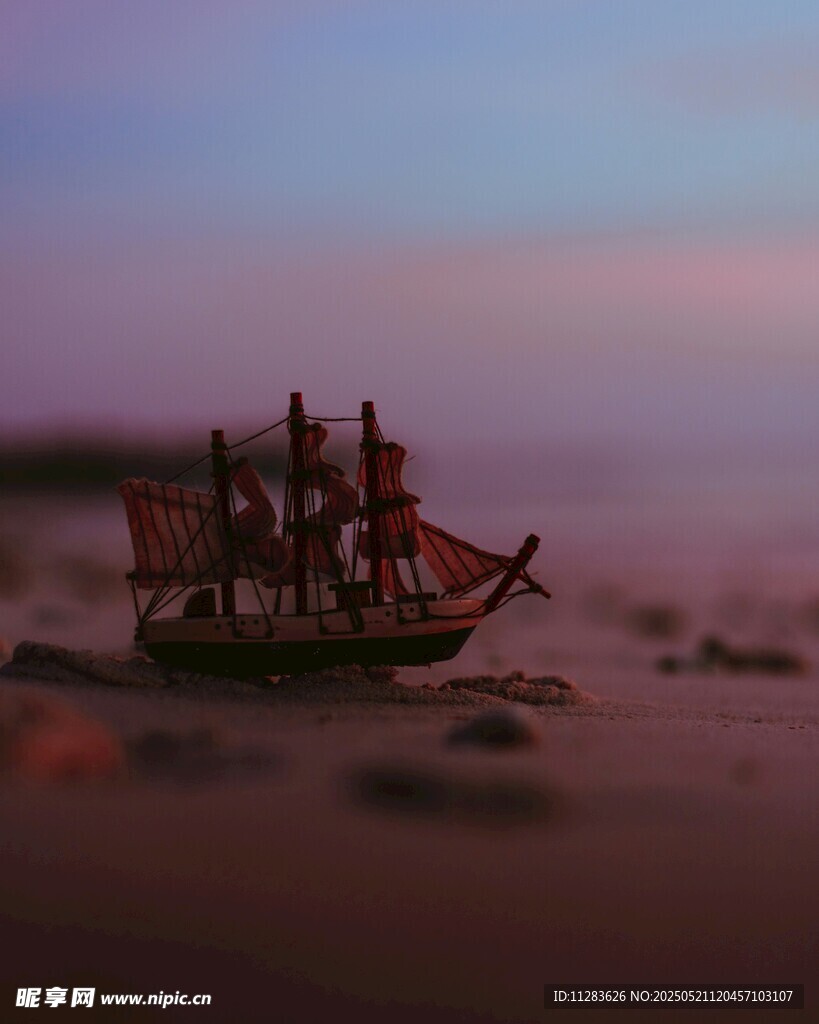夕陽下的沙灘古帆船