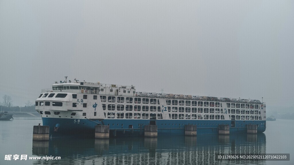 江上大型游輪