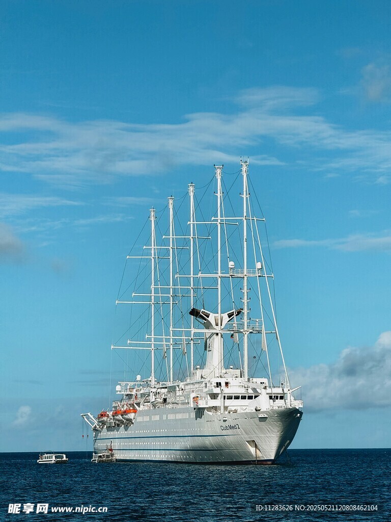 海上大型多桅帆船航行