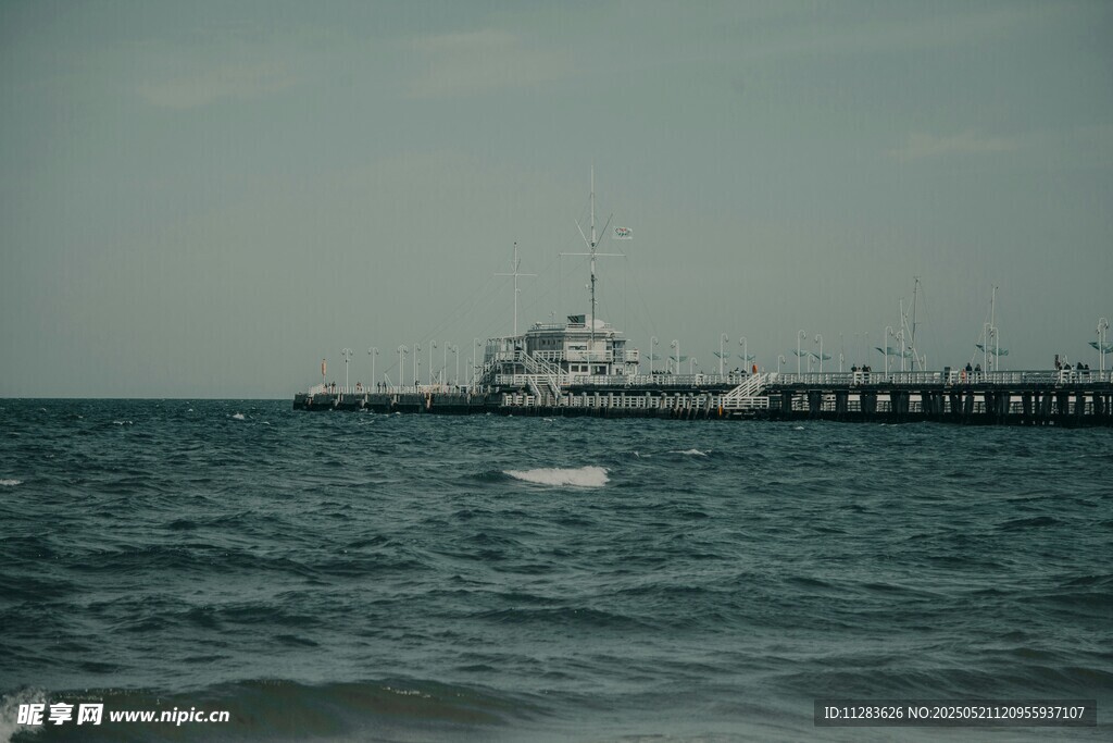 海上碼頭船只遠景
