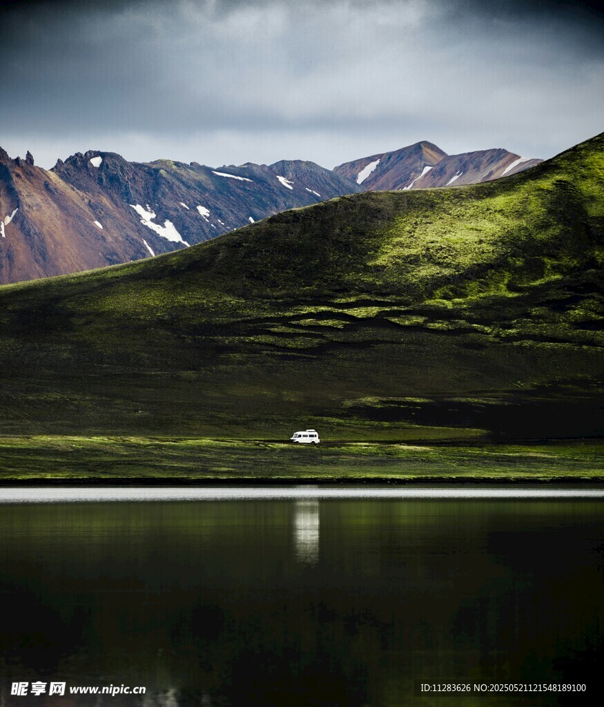山間湖泊美景