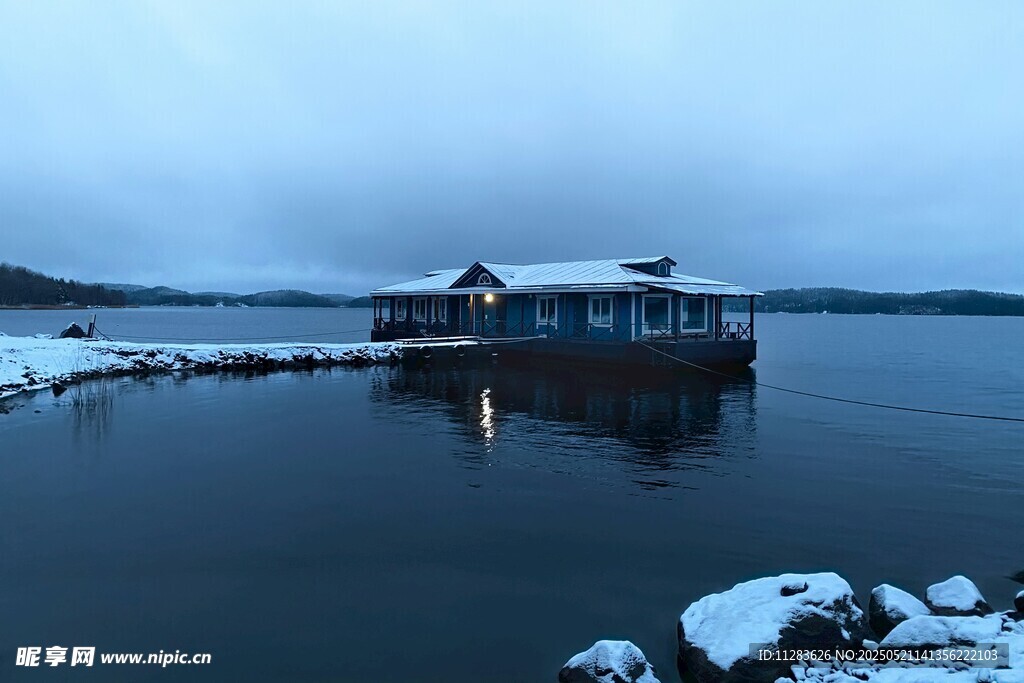 冬日湖畔小屋雪景