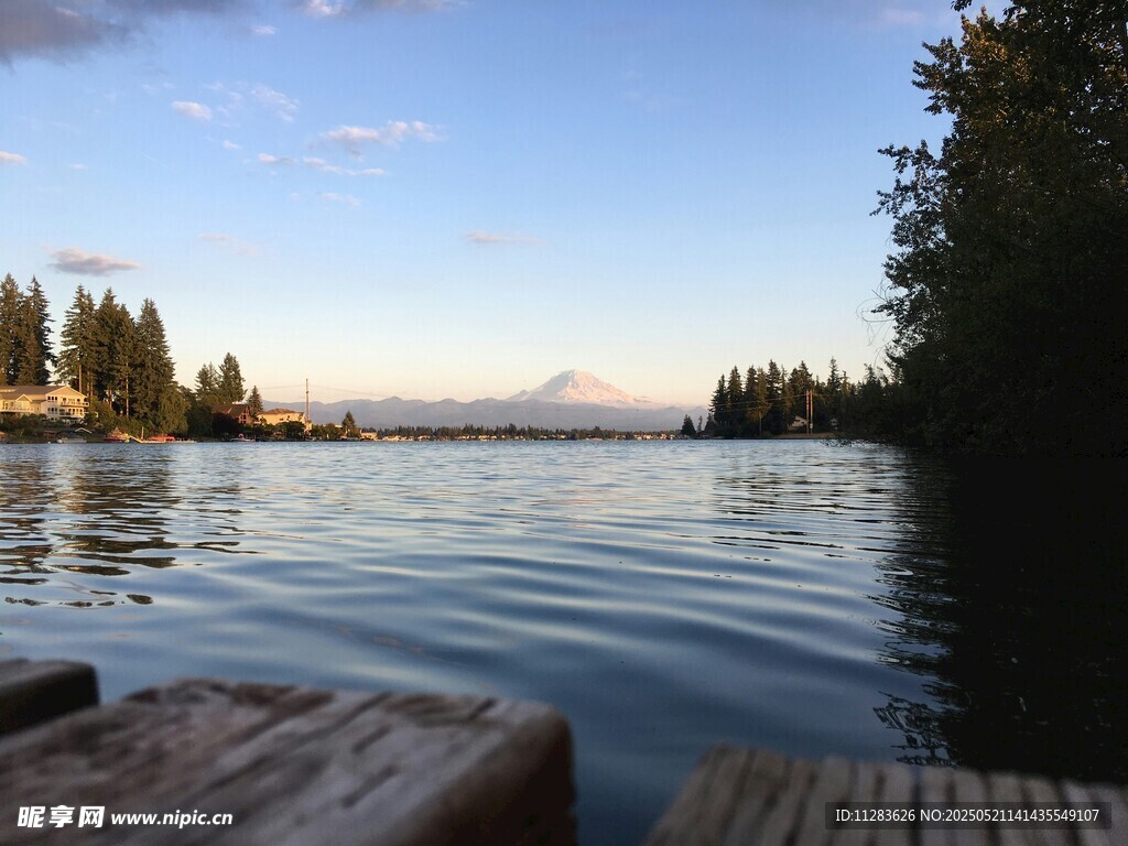 湖畔木棧 遠山靜水美景
