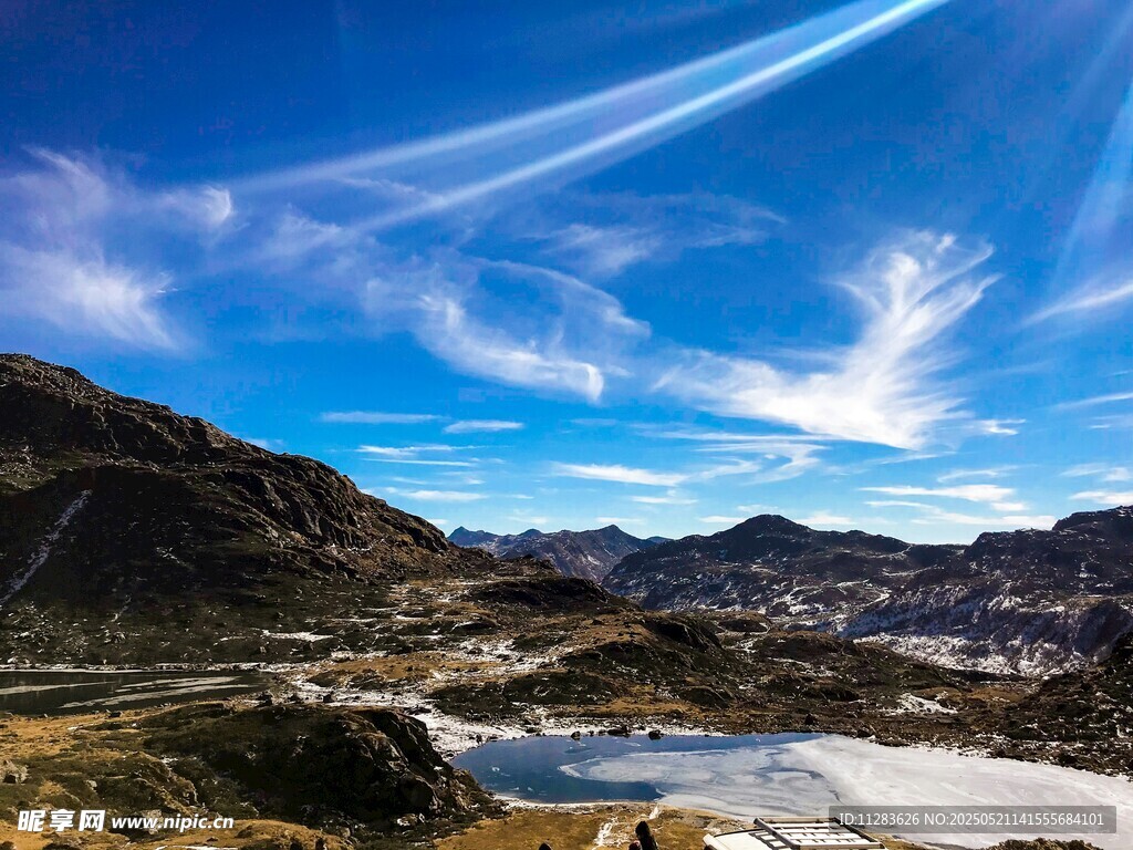壯麗山野間的藍天湖泊