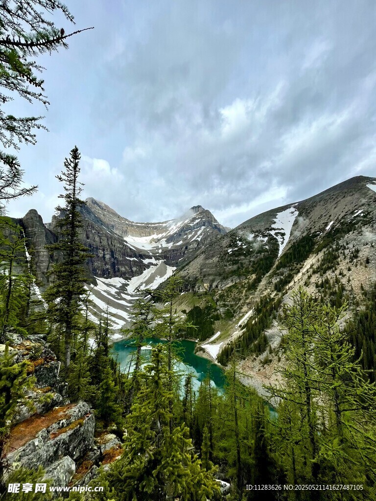 山間翠湖美景