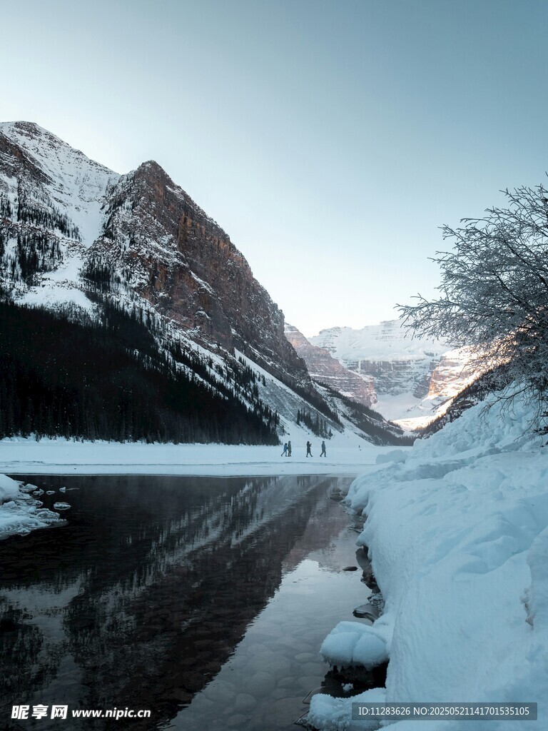 冬日雪山湖泊靜謐美景