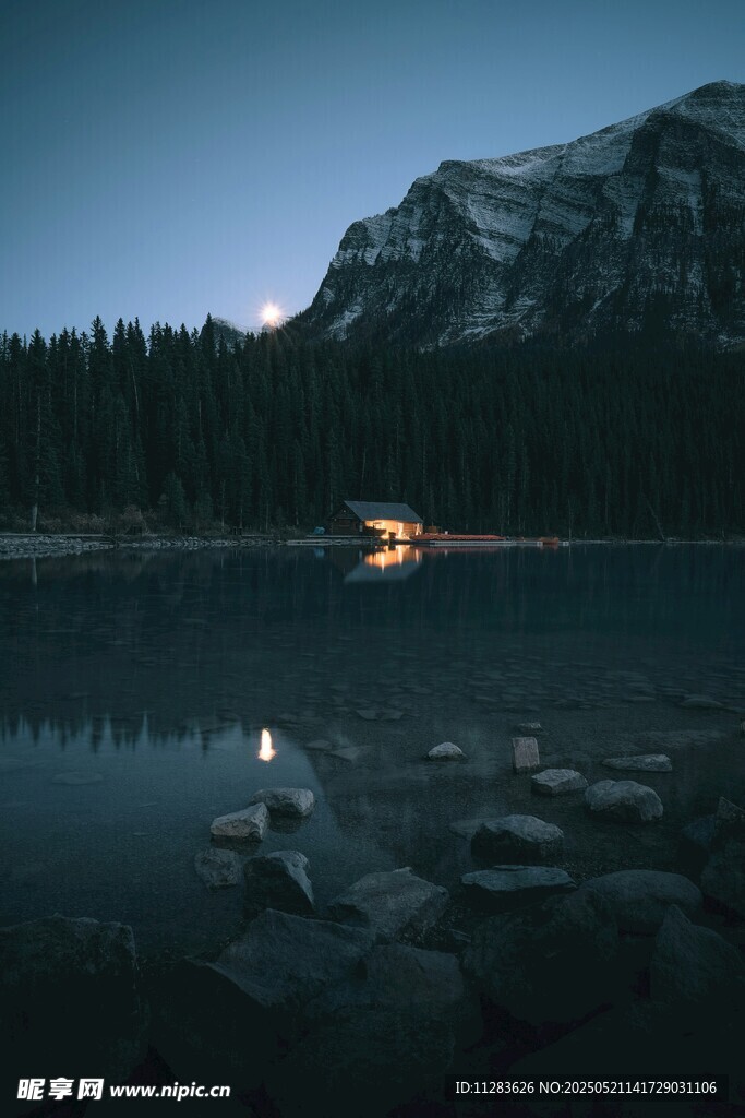 月夜下的靜謐湖景與遠山