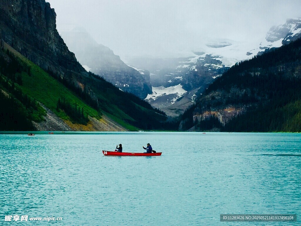 湖中小舟與壯麗山景