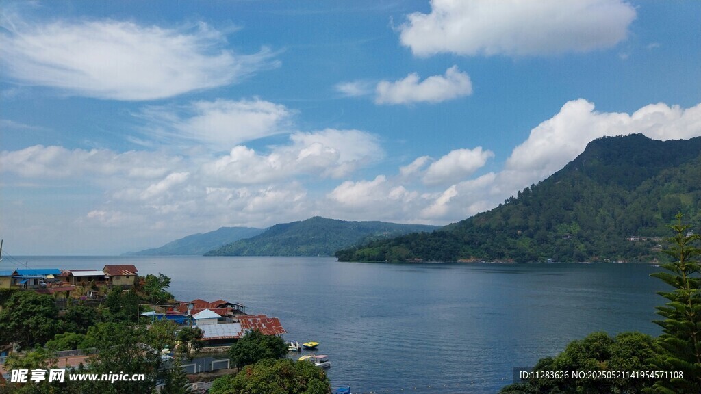 湖畔美景 山水相依