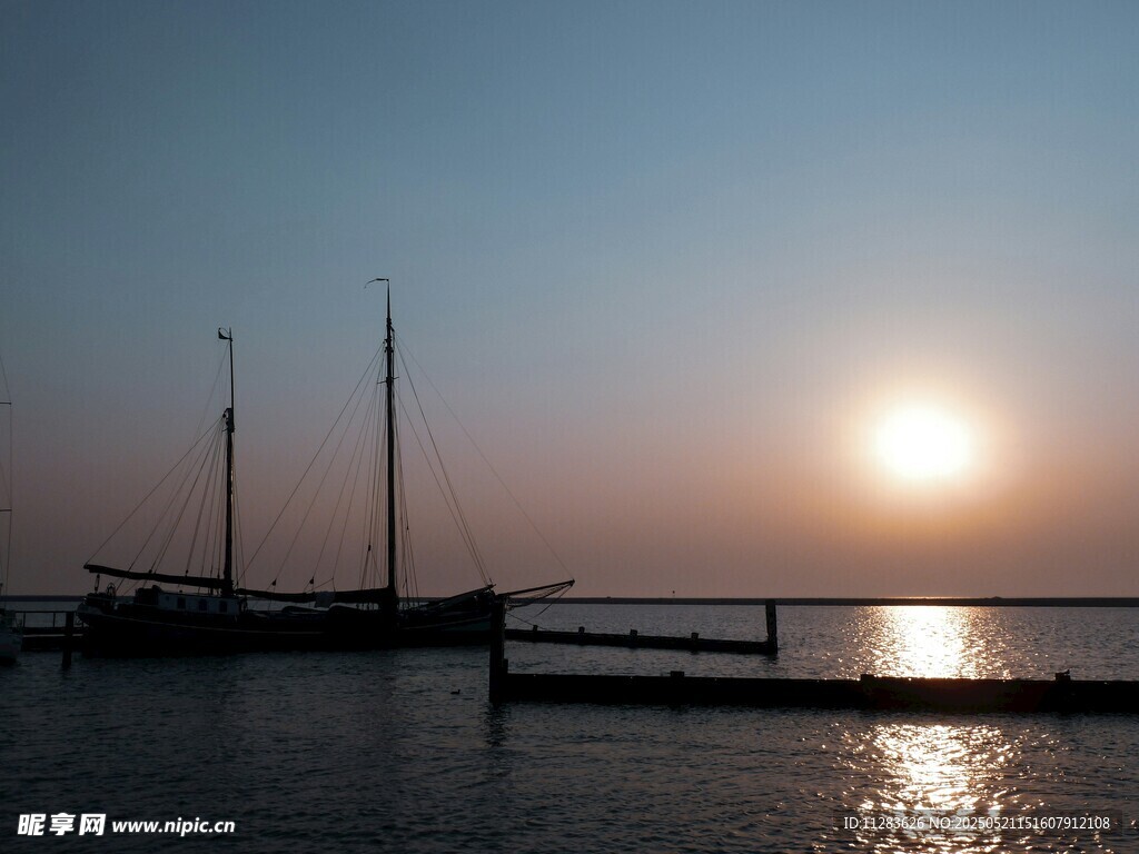 夕陽下的寧靜海港