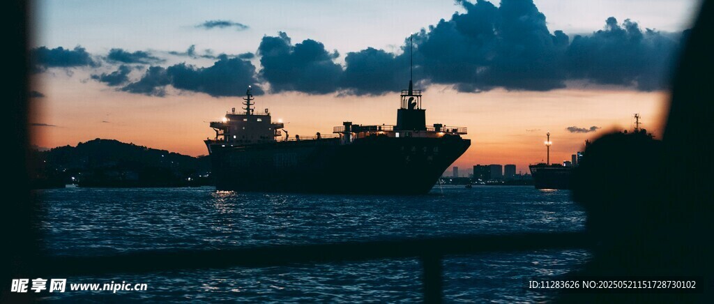 夕陽下的海上船只