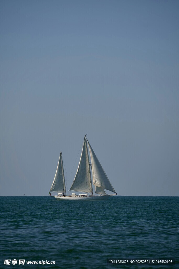 海上雙帆船航行美景