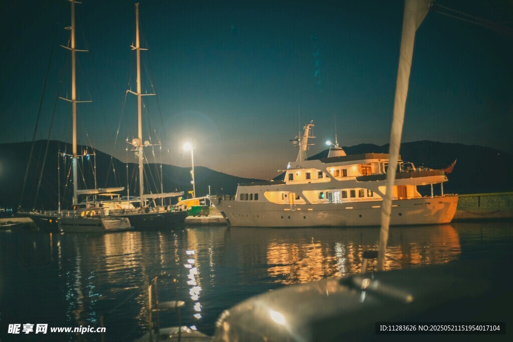 夜晚碼頭停泊的明亮船只