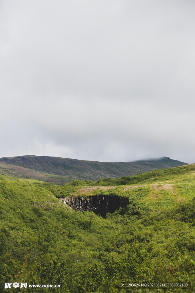 綠野山丘間的自然景致