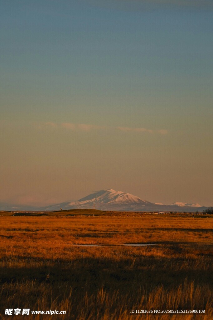 草原遠山的黃昏美景