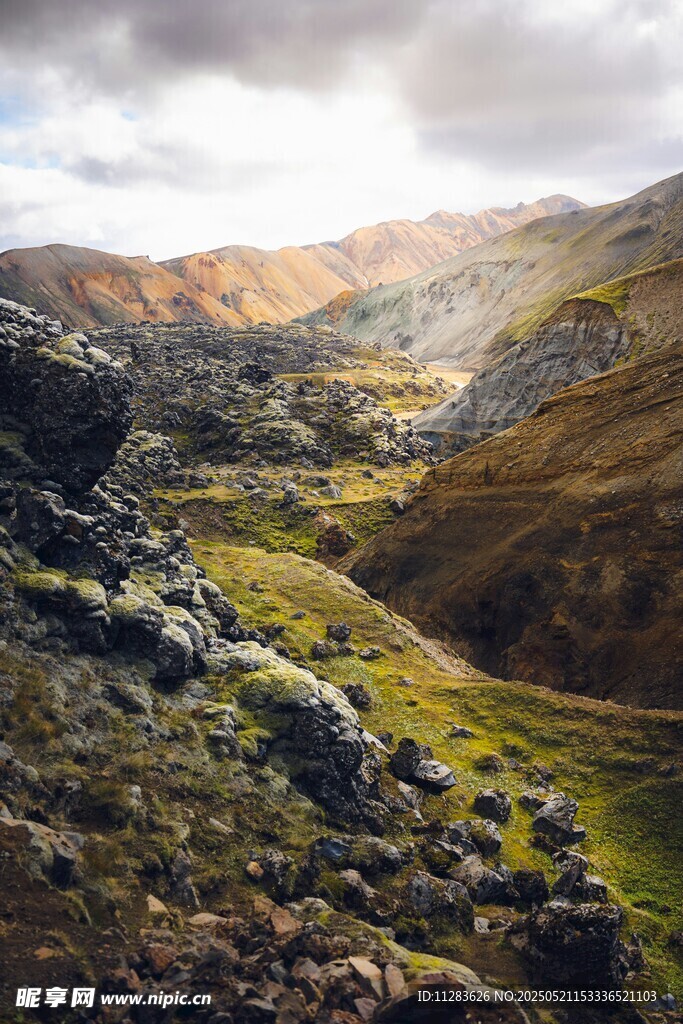 山間美景 蜿蜒小路穿行