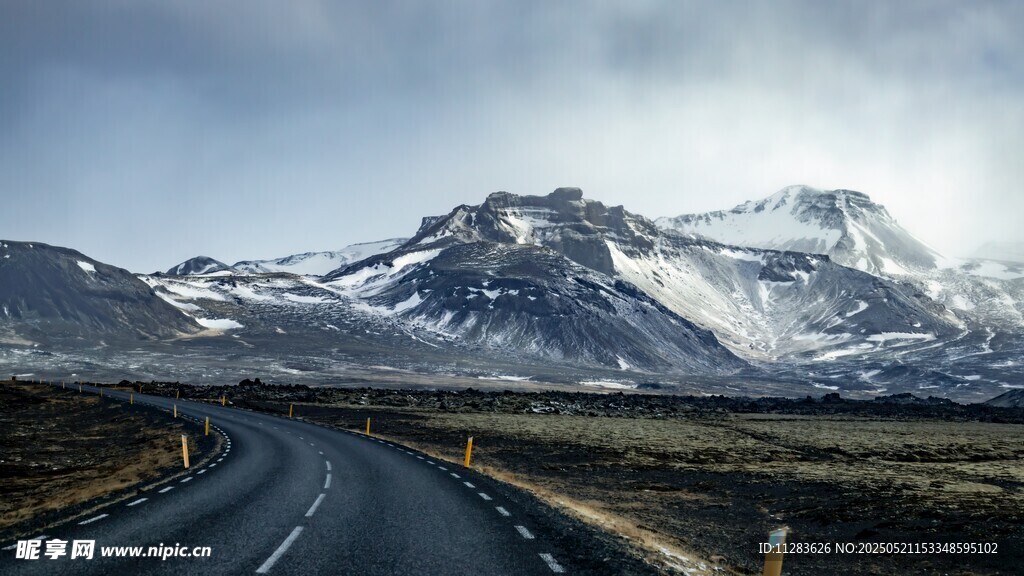 蜿蜒公路通向雪山美景