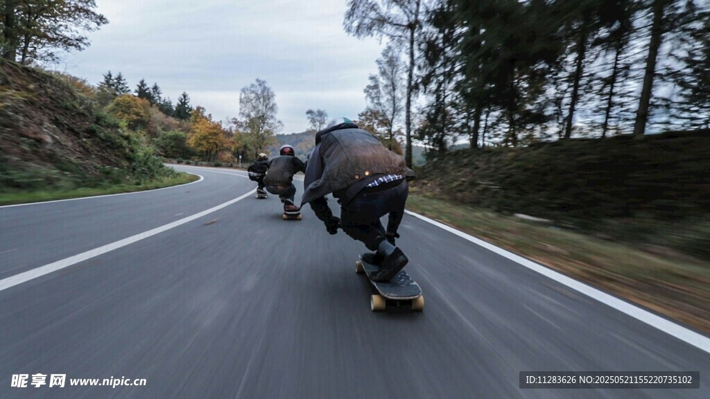 公路上的滑板騎行者