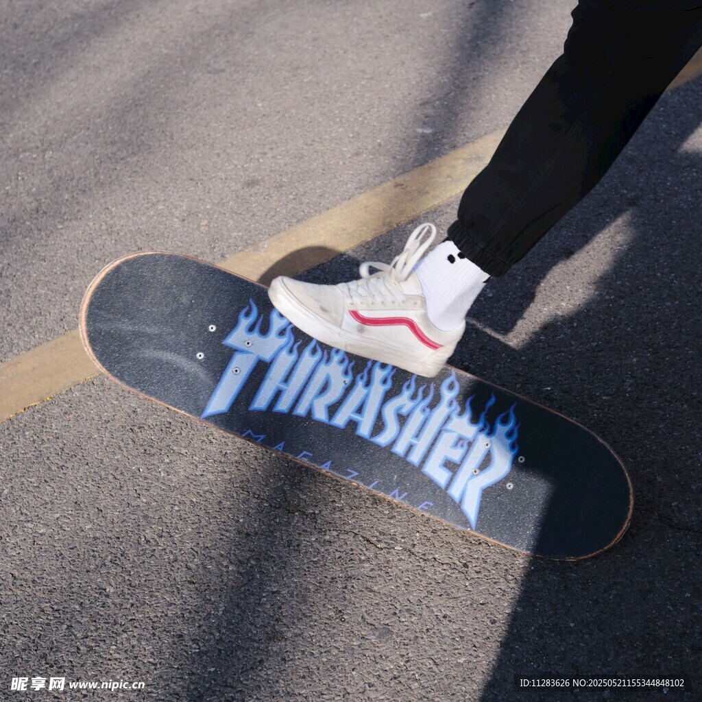 腳踩Thrasher滑板特寫