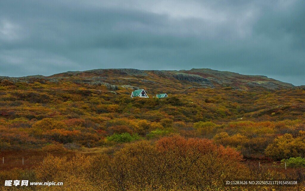 秋日山間小屋風景