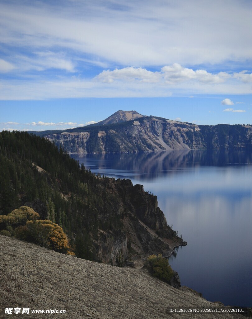 壯麗火山湖風景
