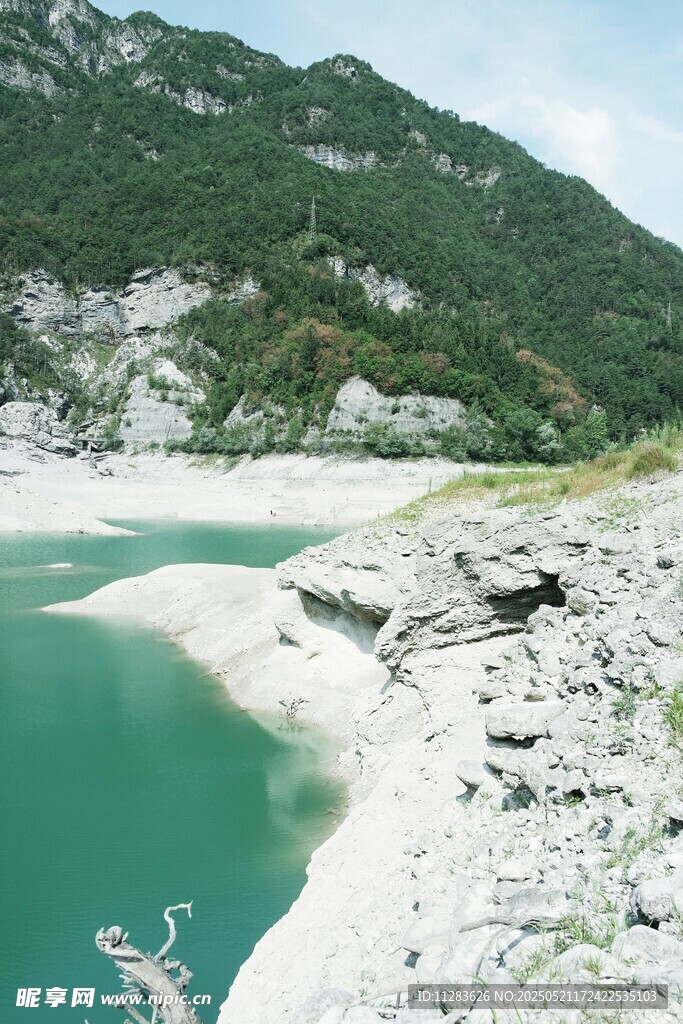 青山環抱的碧綠湖泊