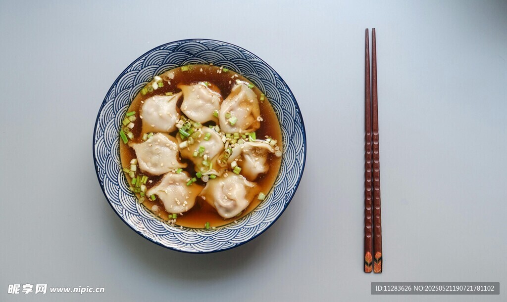 一碗美味餛飩配筷子