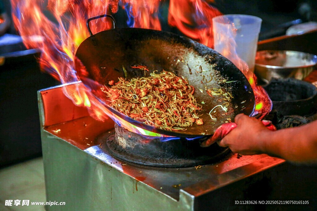 大廚旺火顛炒美味佳肴