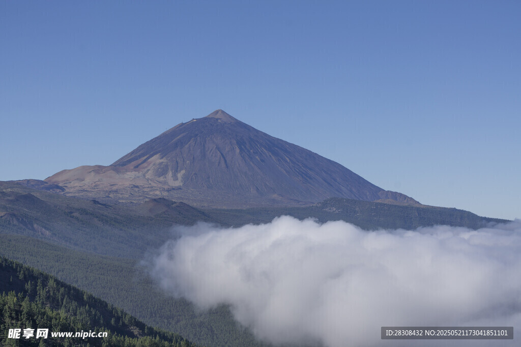 云霧繚繞的巍峨山峰