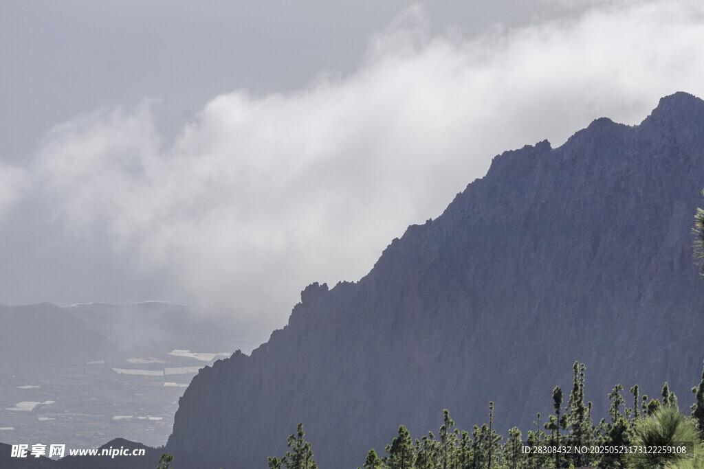 云霧繚繞的巍峨山峰