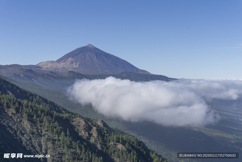 云霧繚繞中的巍峨山峰