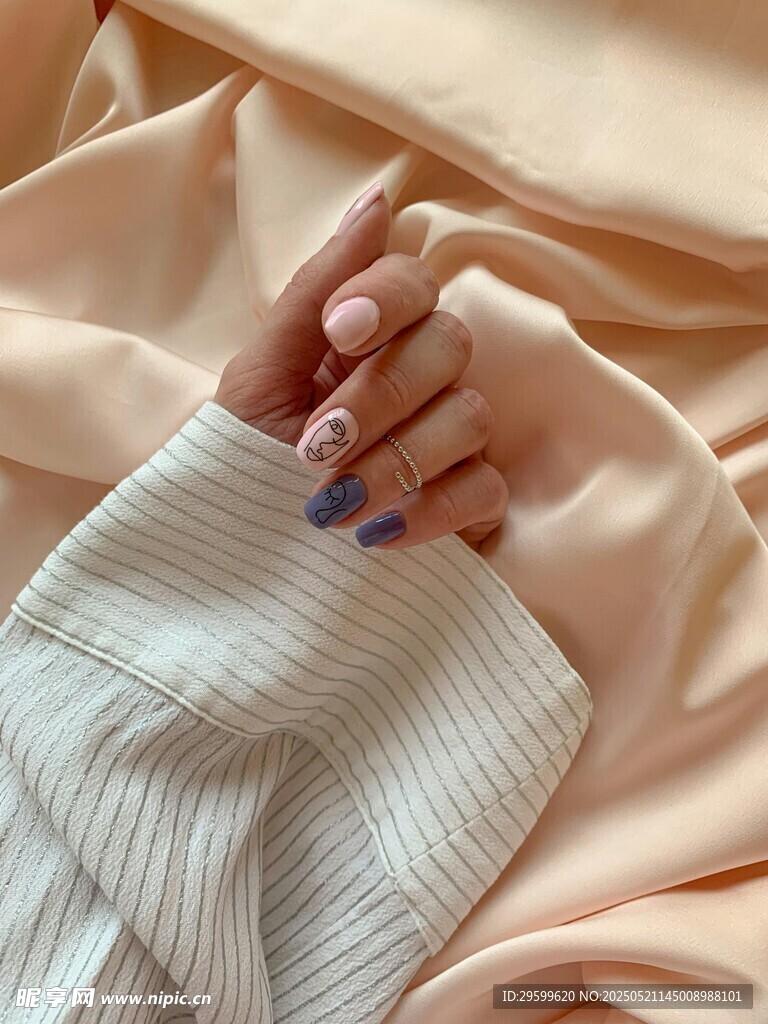 涂紫美甲的手搭在衣物上