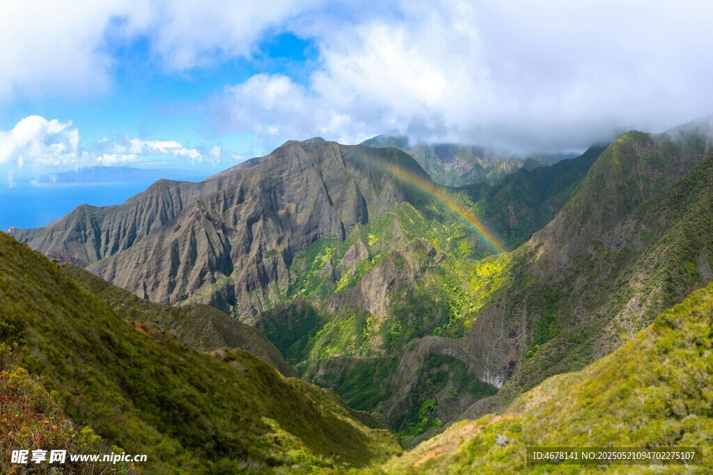 壯美山巒與藍天碧海景觀