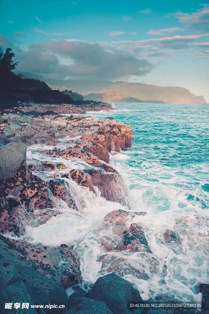 海浪拍擊岸邊礁石美景