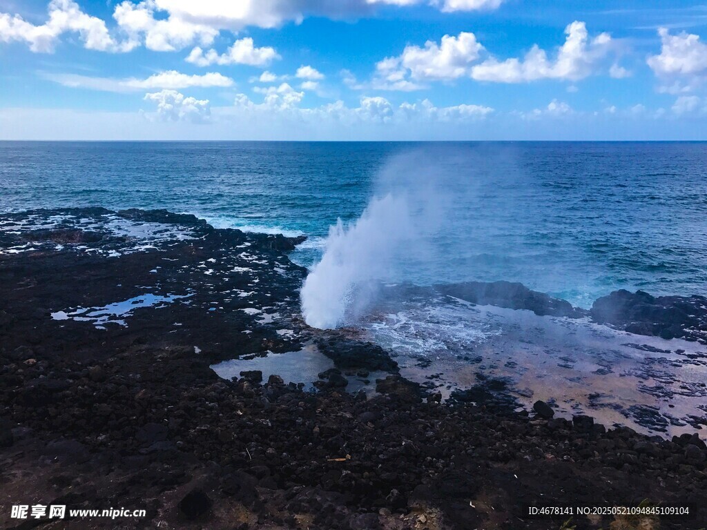 海邊壯觀的水汽噴發(fā)景象