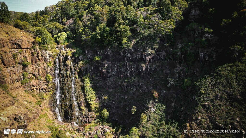山間瀑布景觀