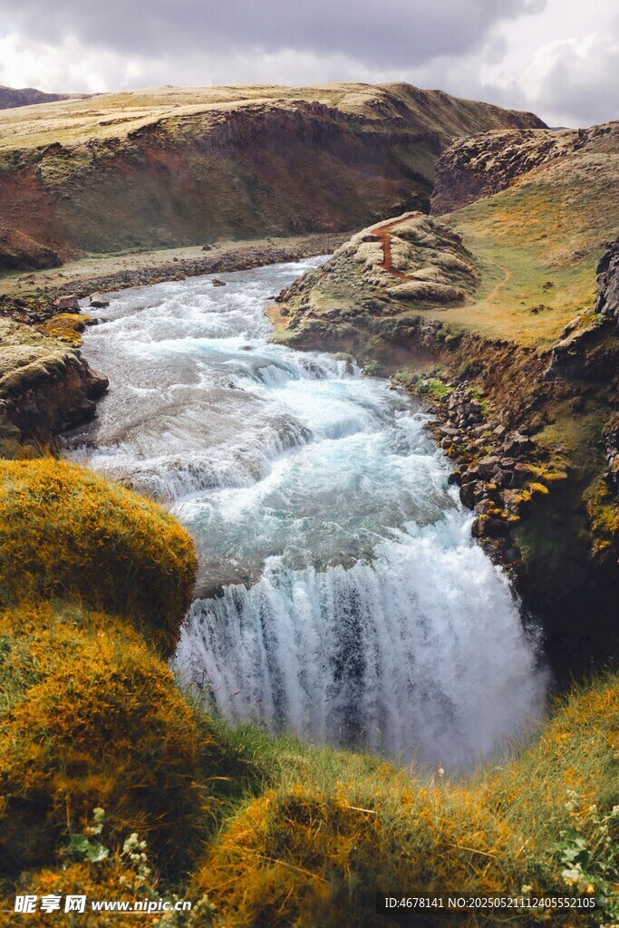 山間瀑布美景