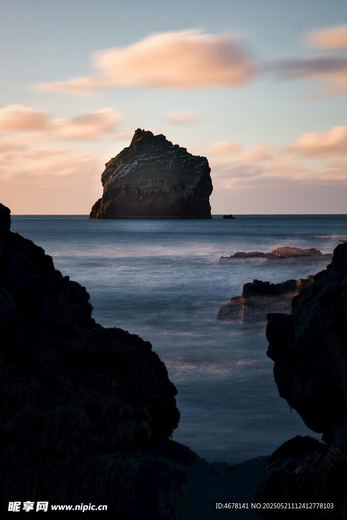 海邊孤巖日落美景