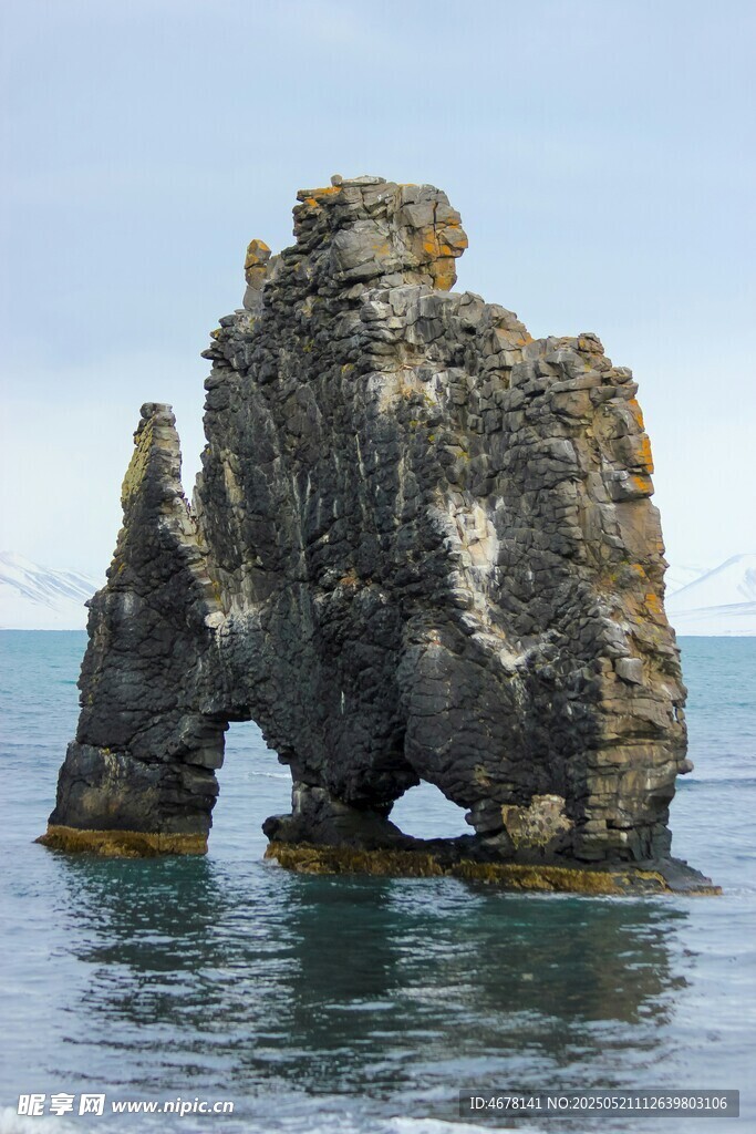 海中奇特拱形巖石景觀