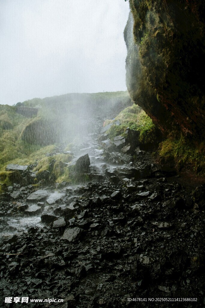山間溪流旁的氤氳水汽