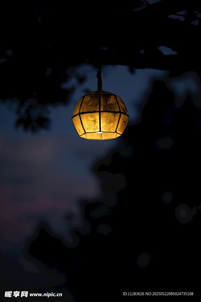 夜幕下的發(fā)光燈籠