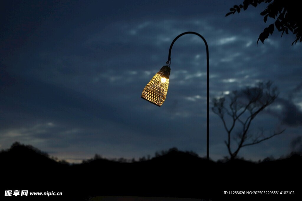 夜空中孤獨的發光路燈
