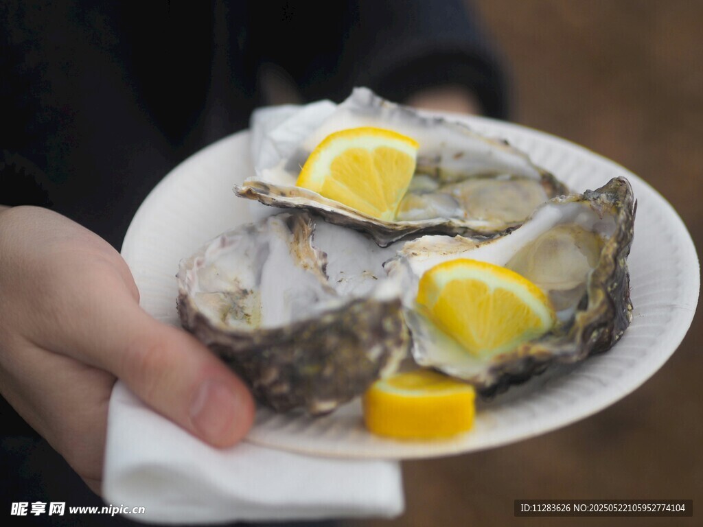 手托檸檬配魚的精致擺盤