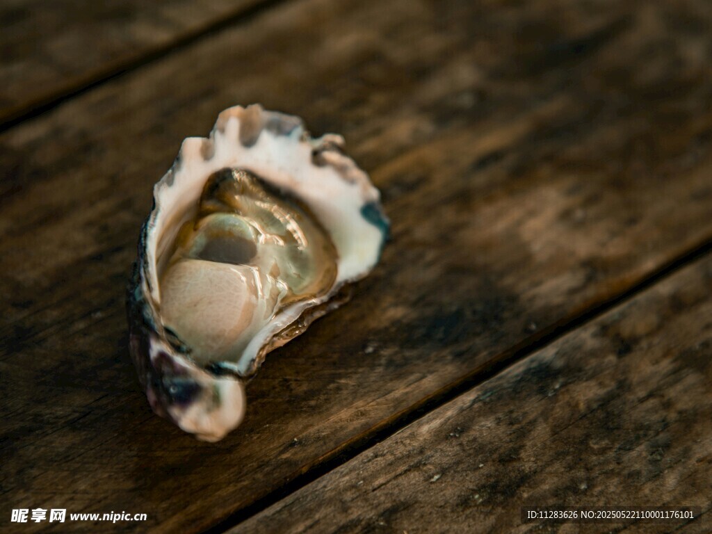 復(fù)古風(fēng)多彩寶石戒指