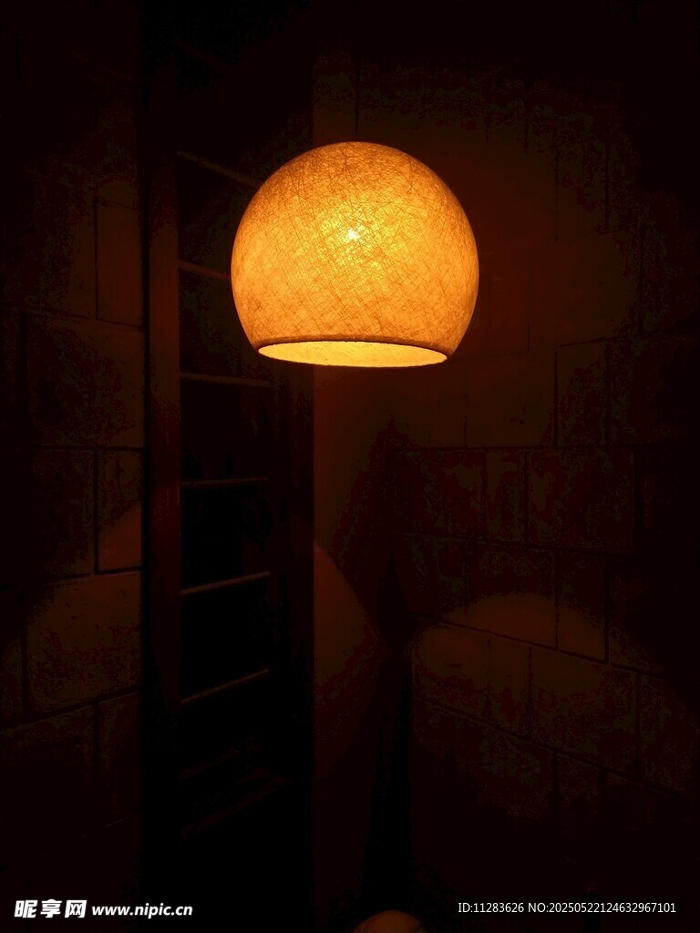 暖光臺燈營造溫馨氛圍