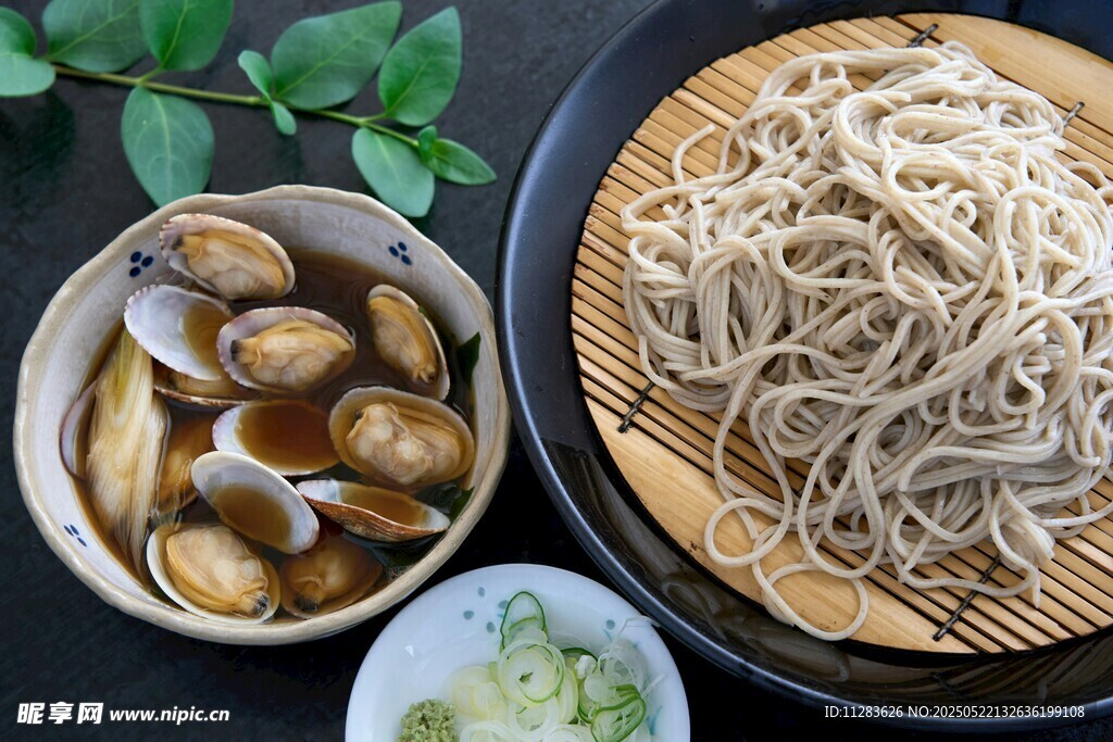 蕎麥面配蛤蜊等美味餐食