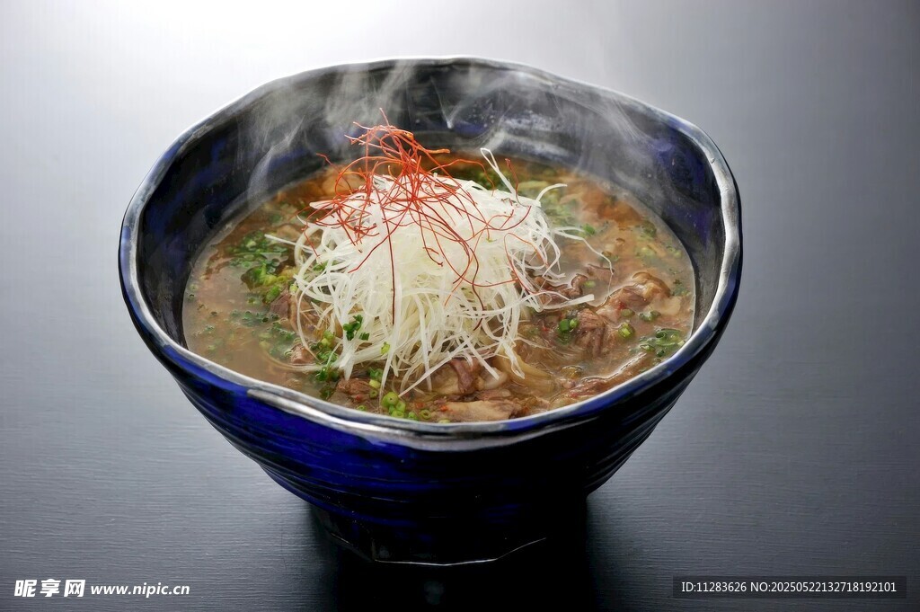 熱氣騰騰的美味日式拉面